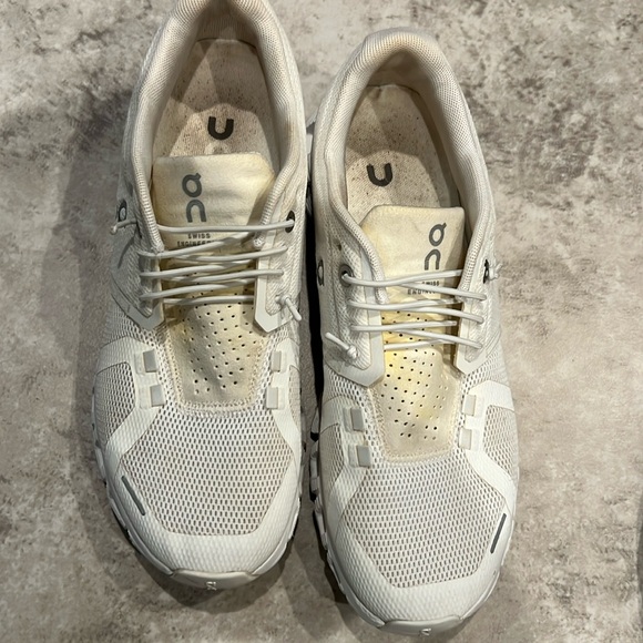 ON CLOUD-All white Cloud 5, Women’s 8/Men’s 6 - Picture 3 of 10